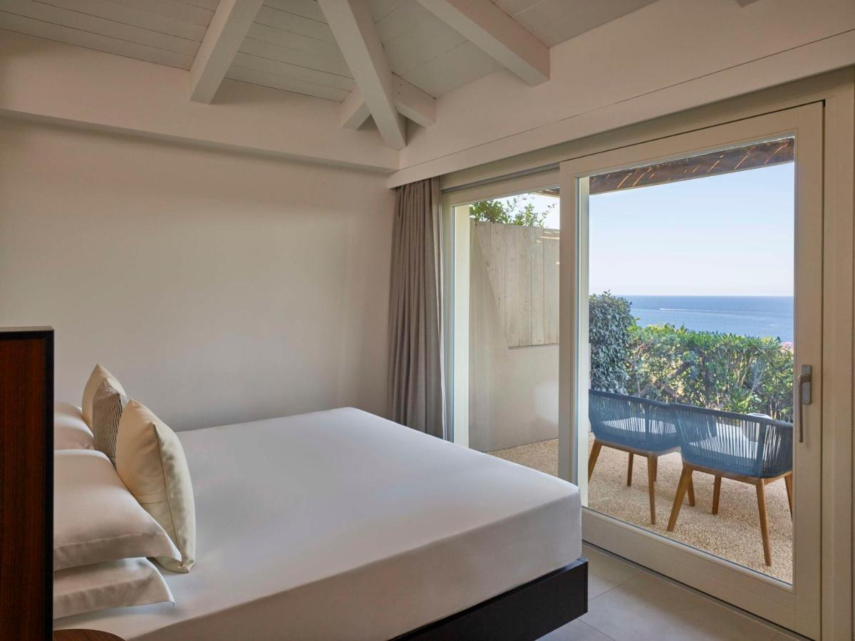 Baia Di Chia Resort Sardinia, Curio Collection By Hilton Buitenkant foto