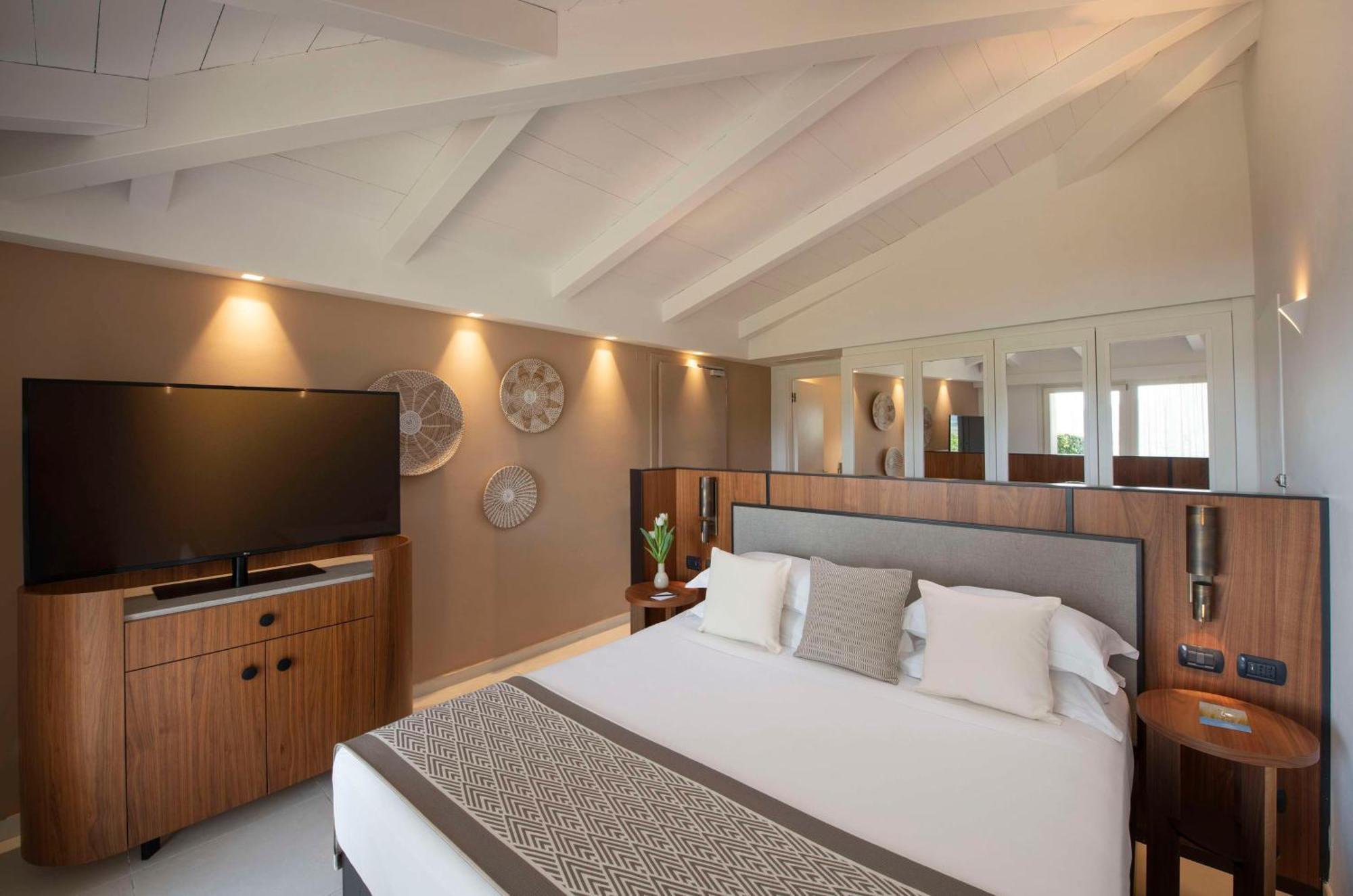 Baia Di Chia Resort Sardinia, Curio Collection By Hilton Buitenkant foto